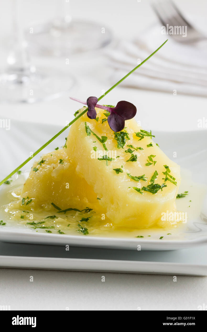 Le patate in una salsa di aglio un prezzemolo, in Spagna noto come patatas bianche, patatas alioli al Foto Stock