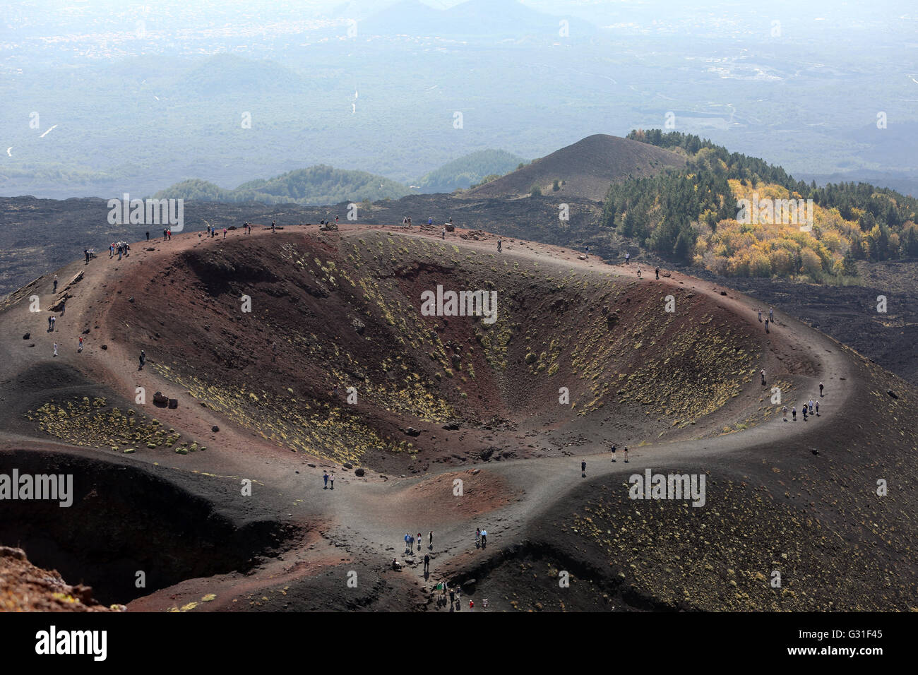 Catania, Italia, la gente si sposta sul cratere Silvestri dell'Etna Foto Stock