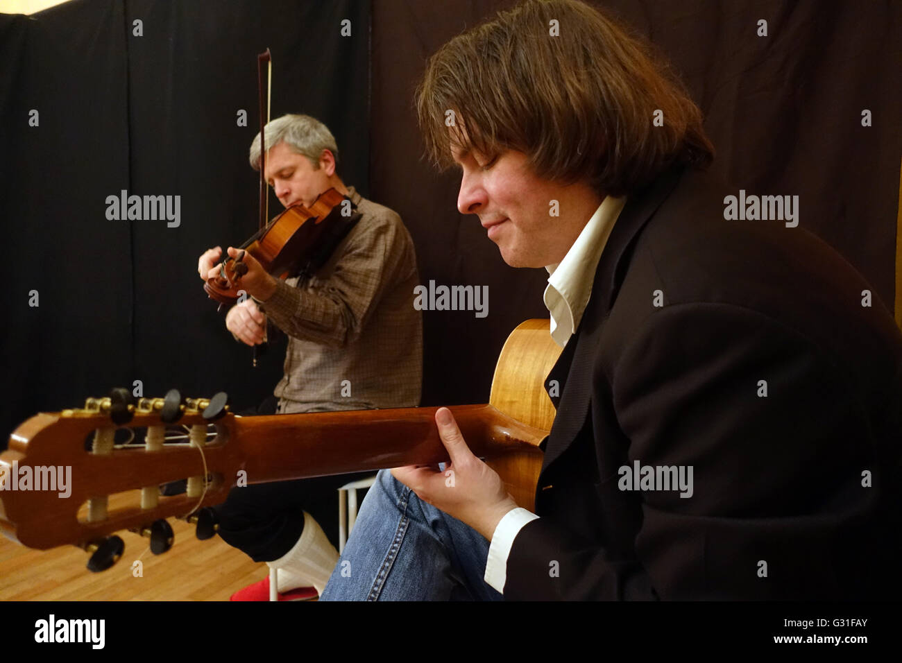 Berlino, Germania, chitarrista e violinista darà un concerto Foto Stock