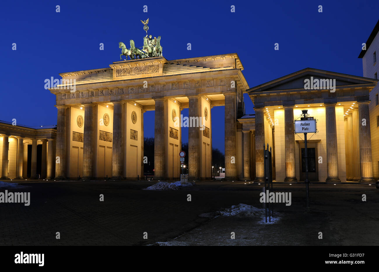 Berlino, Germania, la Porta di Brandeburgo al blu ora Foto Stock