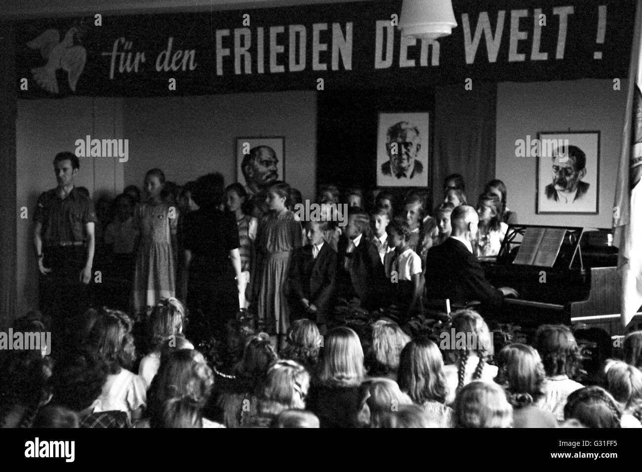 Dresda, DDR, solennità per la scuola di laureati presso l auditorium della scuola elementare Foto Stock
