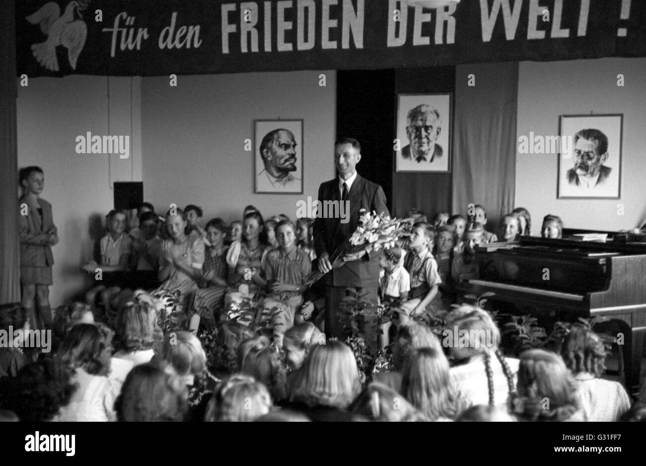 Dresda, DDR, solennità per la scuola di laureati presso l auditorium della scuola elementare Foto Stock