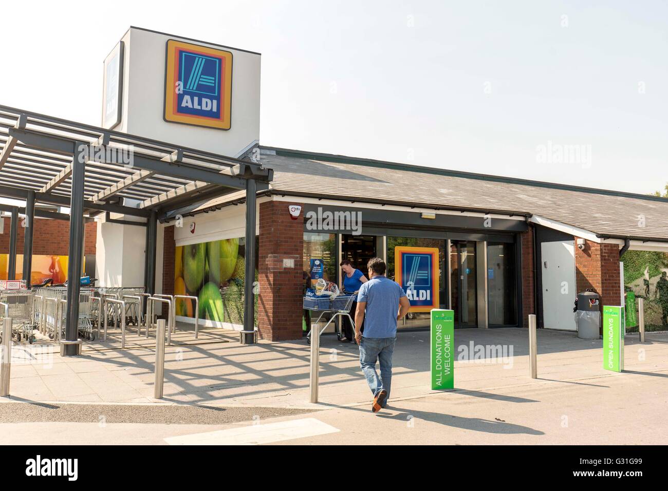 Esterno di Aldi Irlam O'Th'Altezza store. Foto Stock