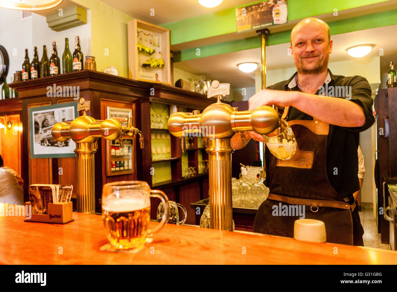 Originale birra Pilsner in Pilsen Repubblica Ceca famoso ristorante e pub 'U Salzmannu' Man tirare una pinta di birra, birra ceca Pilsner Urquell birra Foto Stock