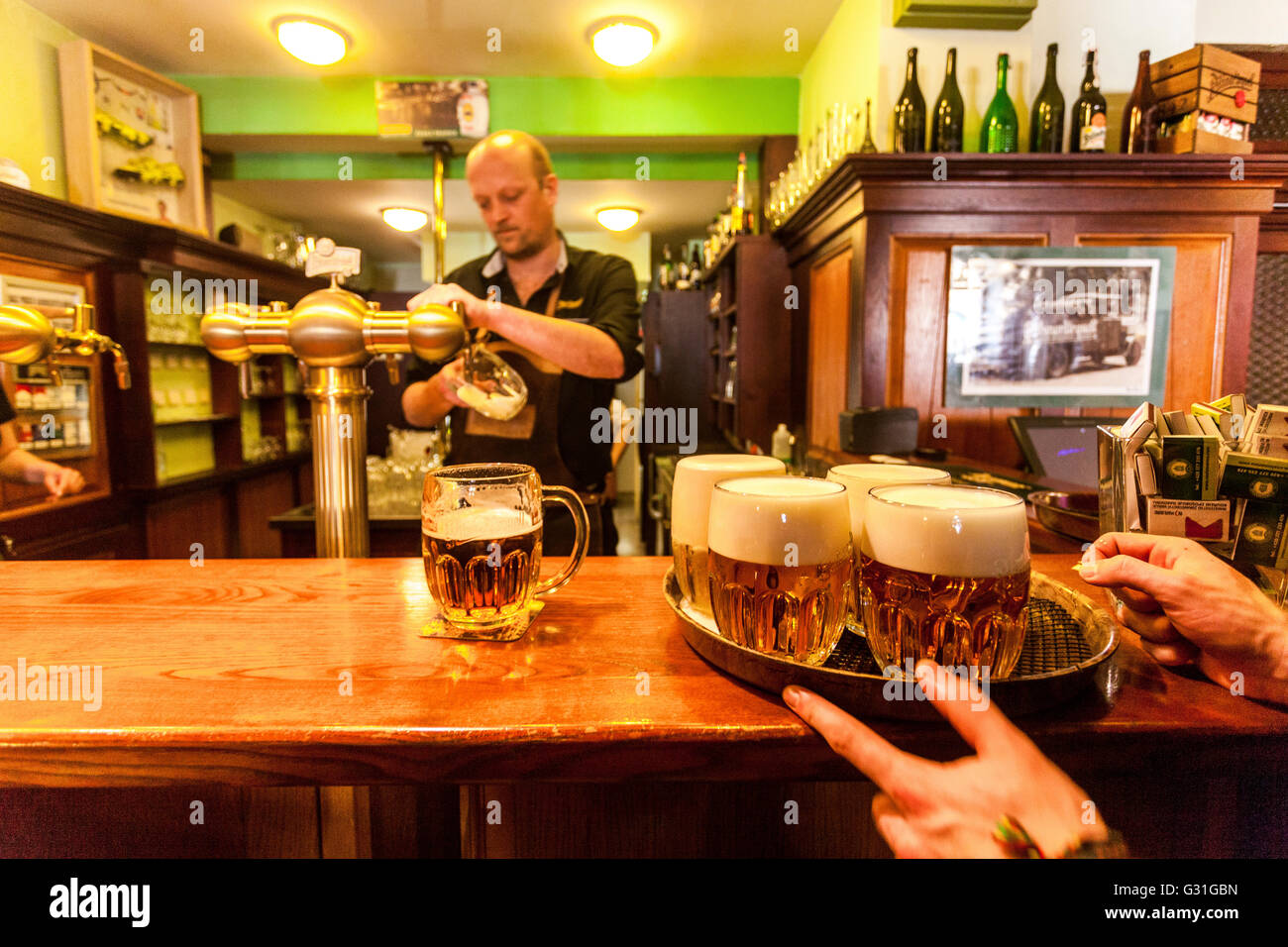 Birra Plzen nel famoso ristorante U Salzmannu Pilsen birra Repubblica Ceca Foto Stock
