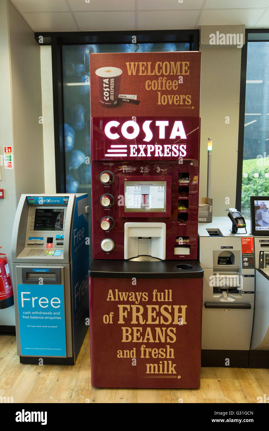 Una Costa macchina per caffè espresso in un co-negozio di alimentari Foto Stock