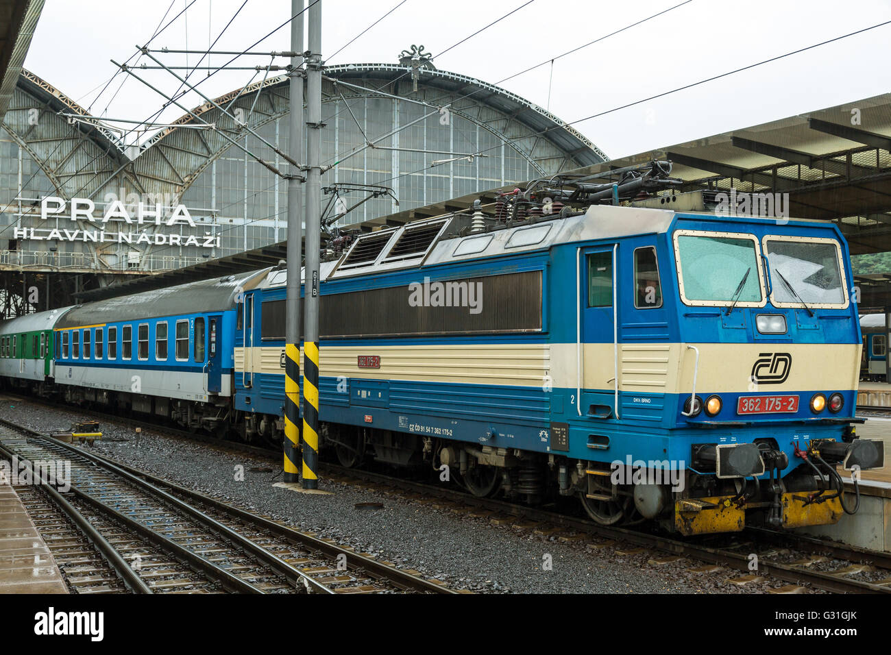 Praga Repubblica Ceca, il treno Ceske drahy in dalla principale stazione ferroviaria di Praga Foto Stock