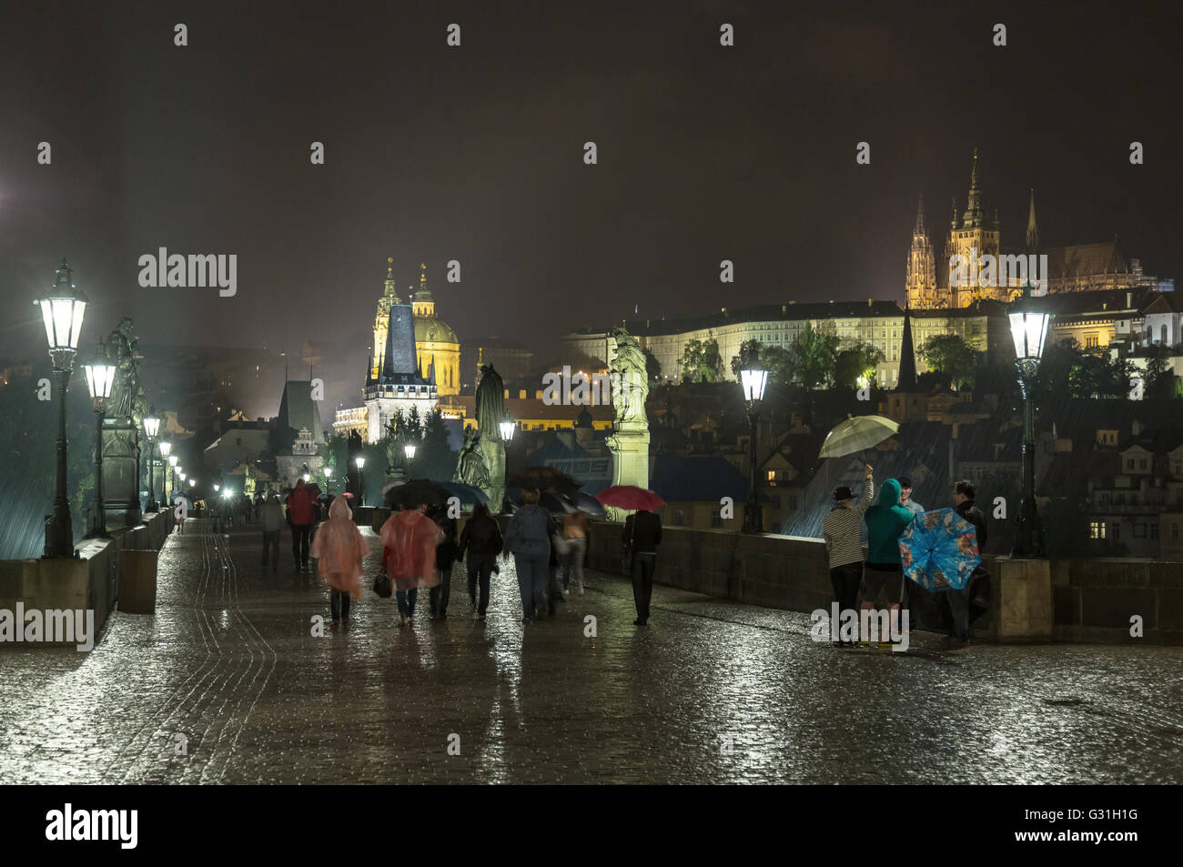 Praga Repubblica Ceca, persone sul Ponte Carlo di notte Foto Stock