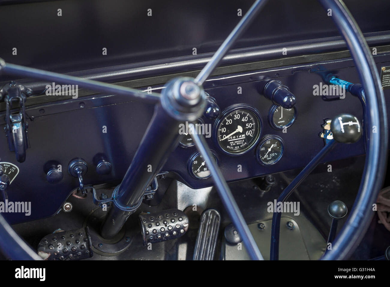 Dettaglio del cruscotto e sul volante di un 1940s Marina Americana Jeep. Foto Stock
