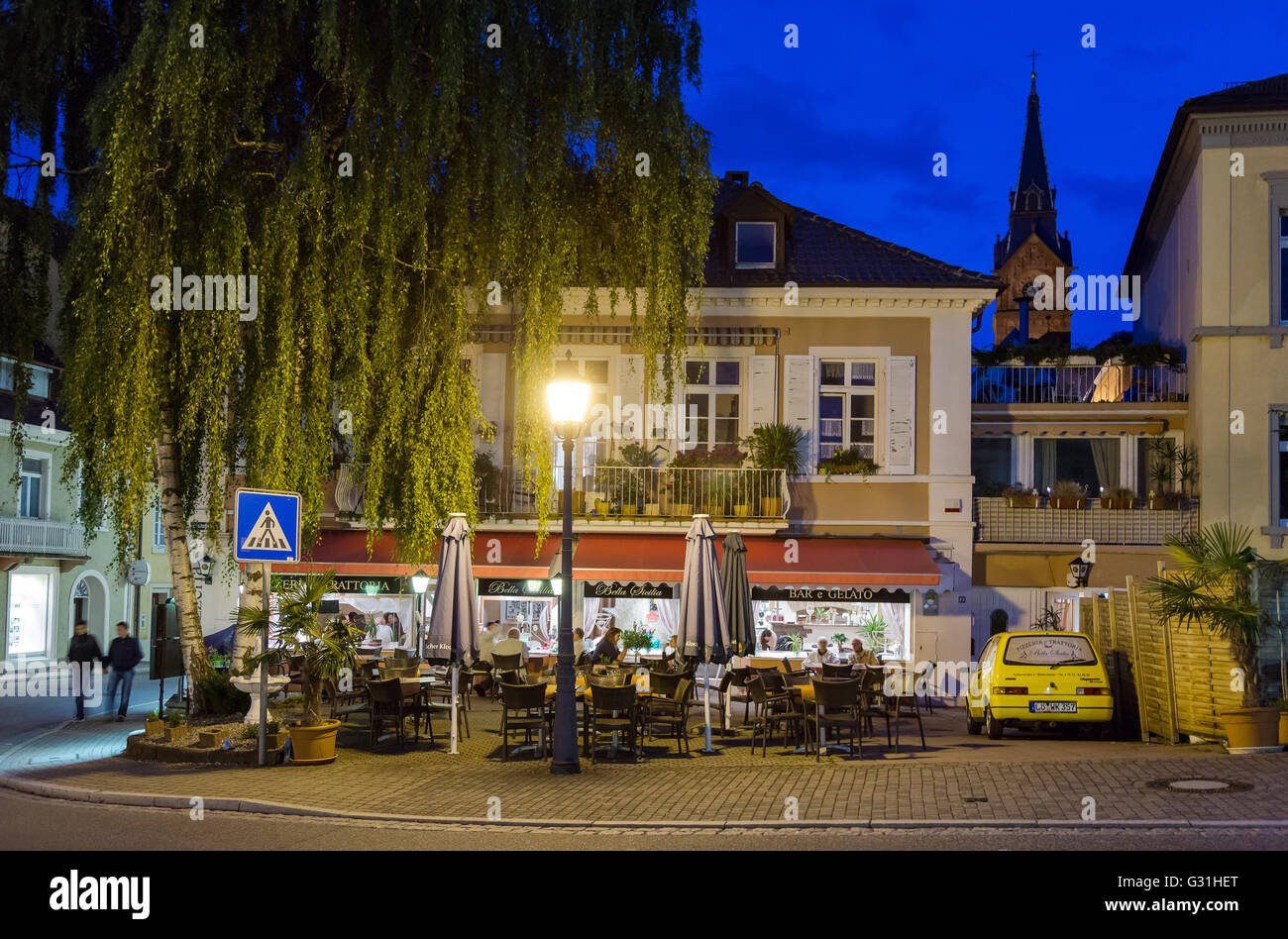 Badenweiler, Germania, un ristorante italiano la sera Foto Stock