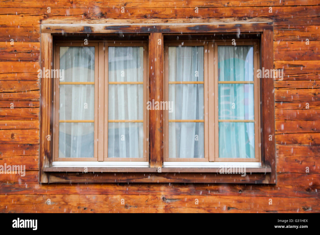 Finestra di legno in casa di legno da Austria Foto Stock