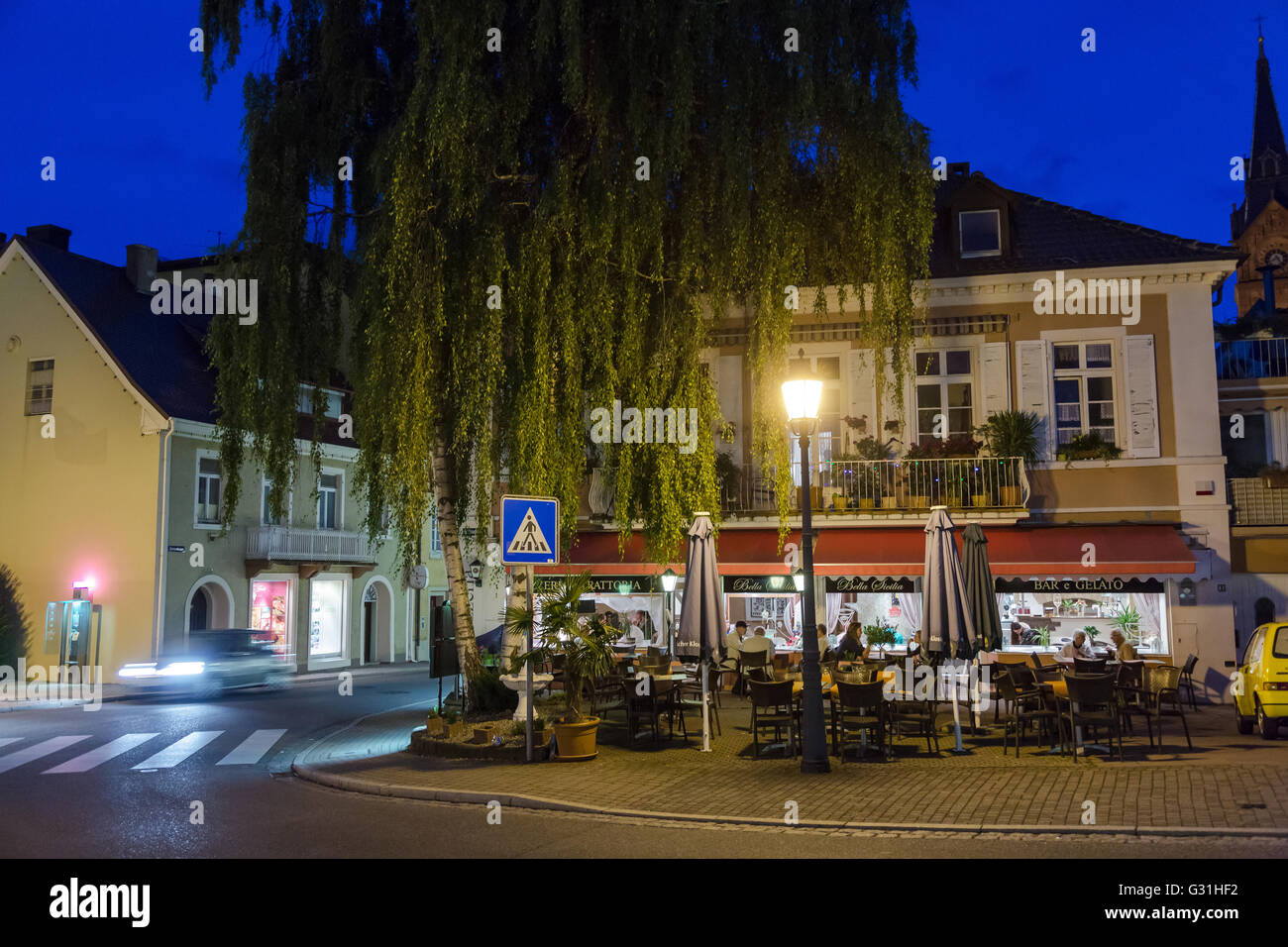 Badenweiler, Germania, un ristorante italiano la sera Foto Stock