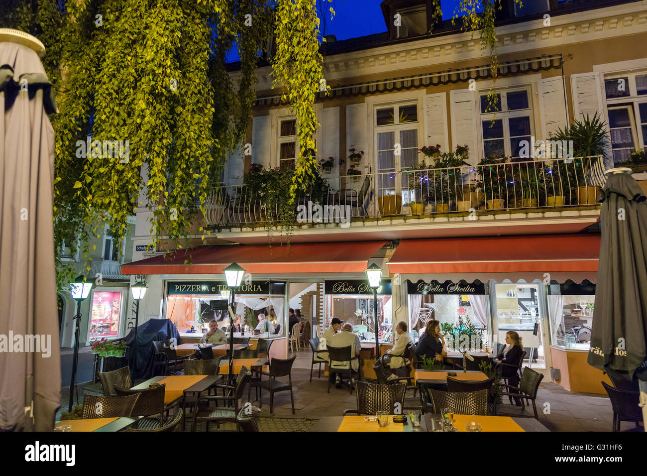 Badenweiler, Germania, un ristorante italiano la sera Foto Stock