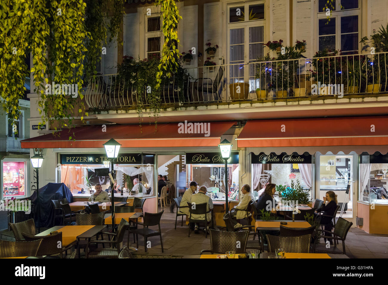 Badenweiler, Germania, un ristorante italiano la sera Foto Stock