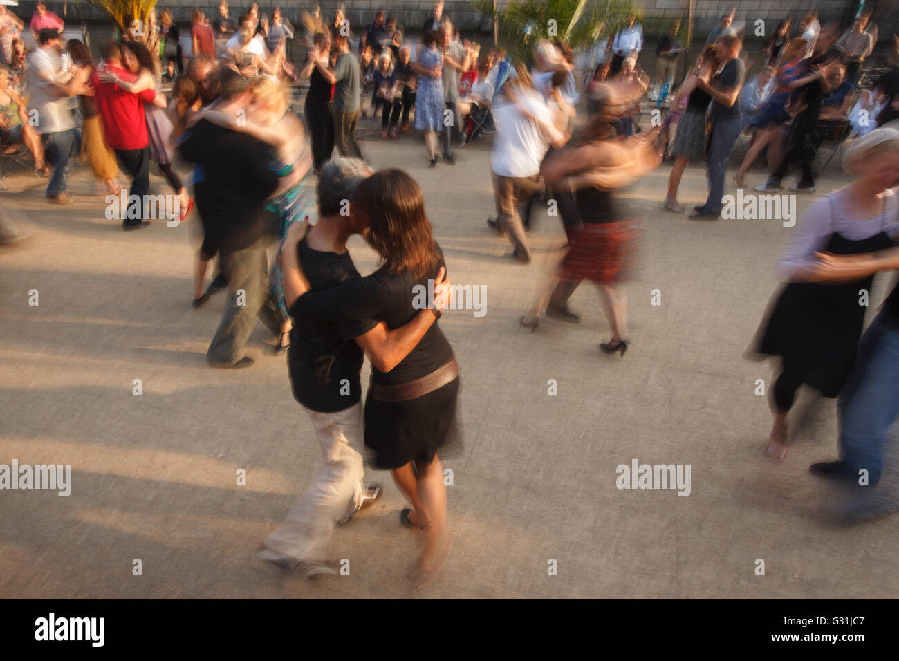 Berlino, Germania, persone a un open air danza al Monbijoupark Foto Stock