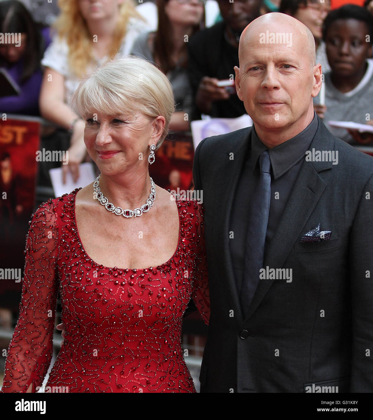 Londra, Regno Unito. 22 Luglio, 2013. Bruce Willis e Dame Helen Mirren assiste la premiere europeo di Red 2 presso Empire Leicester Squar Foto Stock