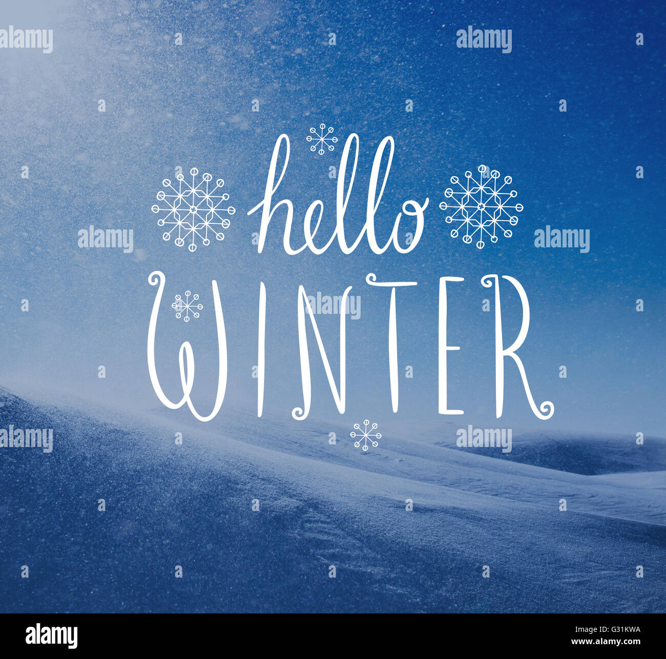 Foto della tempesta di neve in giornata soleggiata con Ciao inverno scritte. Foto Stock