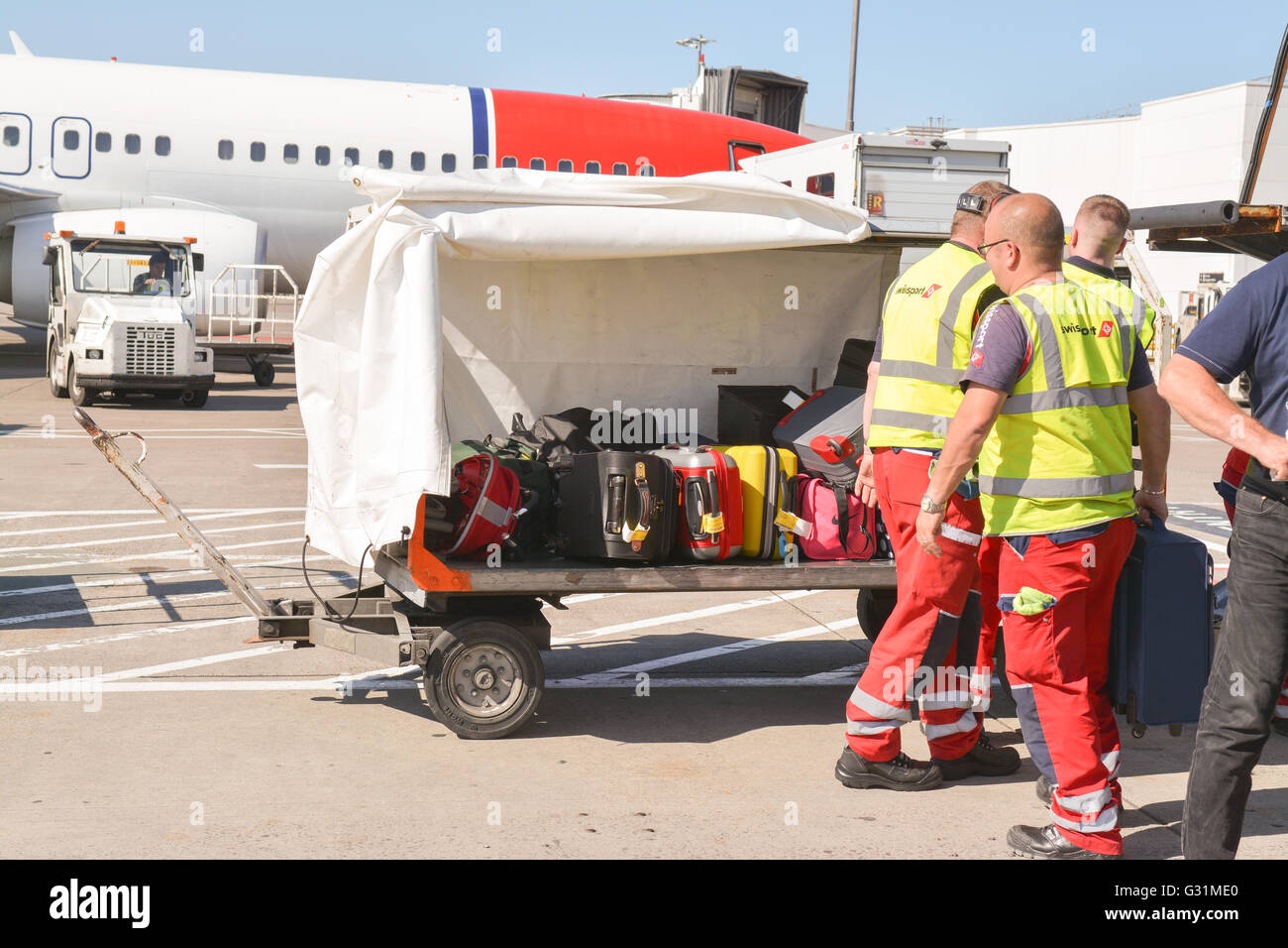 Ryanair per i bagagli a mano che viene controllato a tenere gratuitamente perché il volo è pieno Foto Stock