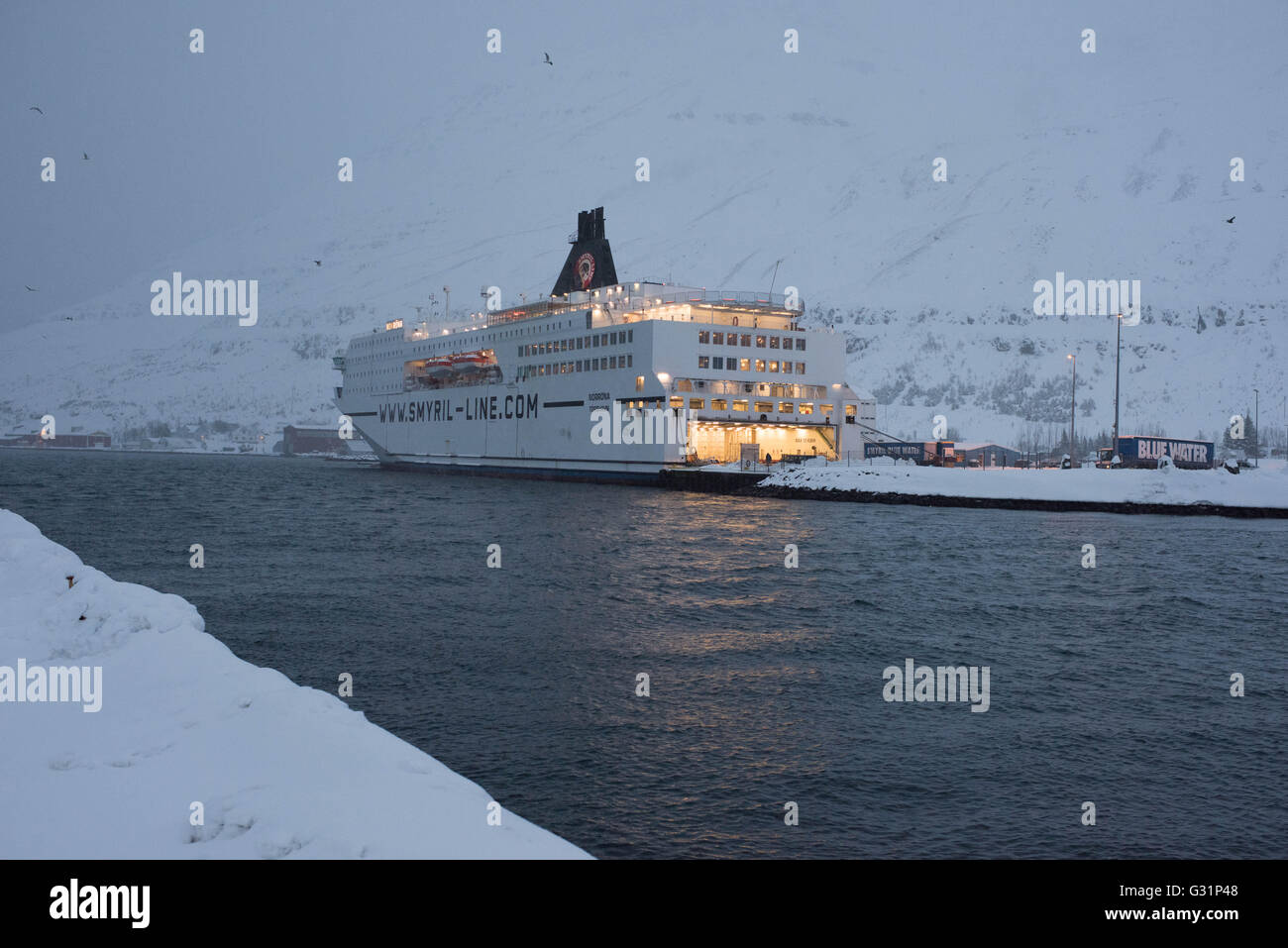 Fiordo del focolare, Islanda, traghetto della Smyril Line in porto Foto Stock