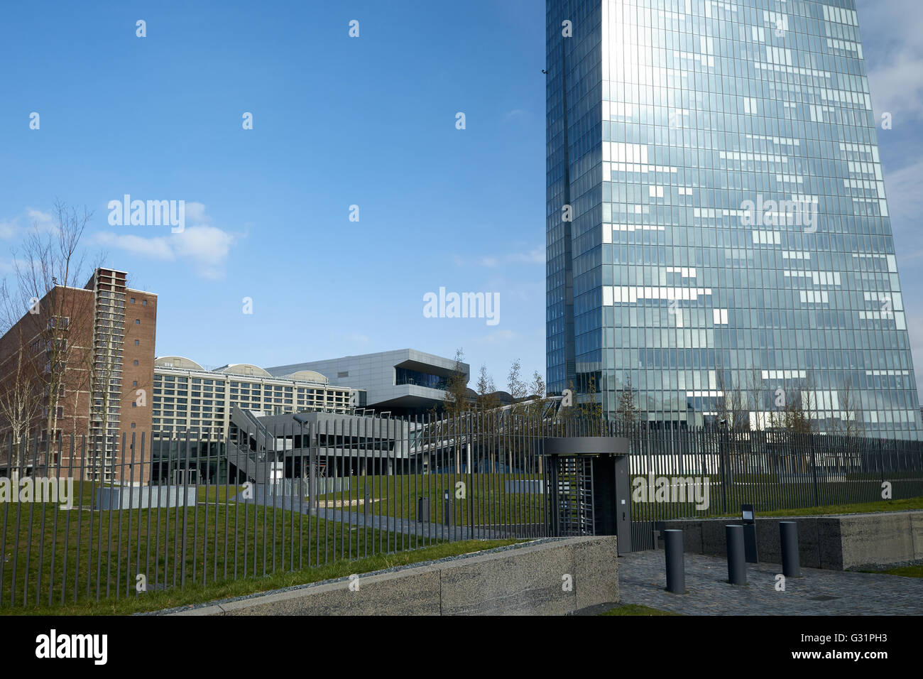 A Francoforte, in Germania, un dipendente di accedere al nuovo edificio della Banca centrale europea Foto Stock