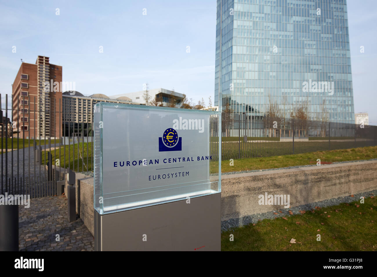 A Francoforte, in Germania, un dipendente di accedere al nuovo edificio della Banca centrale europea Foto Stock
