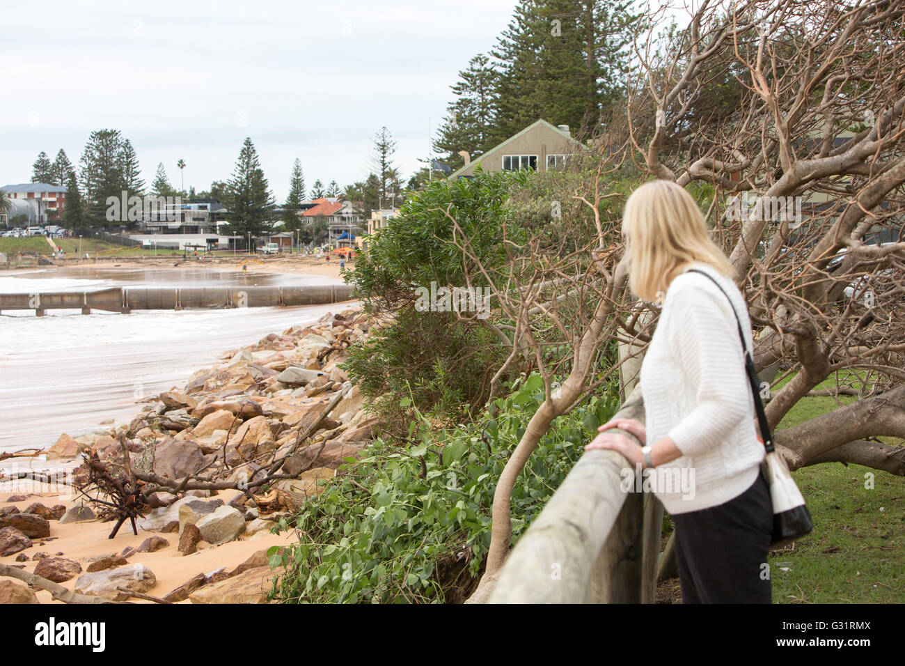 Sydney, Australia. Il 6 giugno, 2016. Il giorno dopo la tempesta e una signora sondaggi danno lungo Collaroy Beach, uno di Sydney la famosa Northern Beaches. Credit: modello10/Alamy Live News Foto Stock