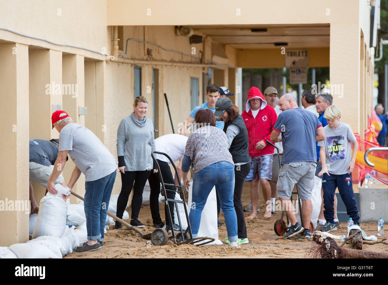 Sydney, Australia. Il 6 giugno, 2016. La gente del luogo il riempimento di sacchi di sabbia per proteggere il collaroy surf life saving club ulteriormente dal re delle maree, modello10/Alamy Live News Foto Stock