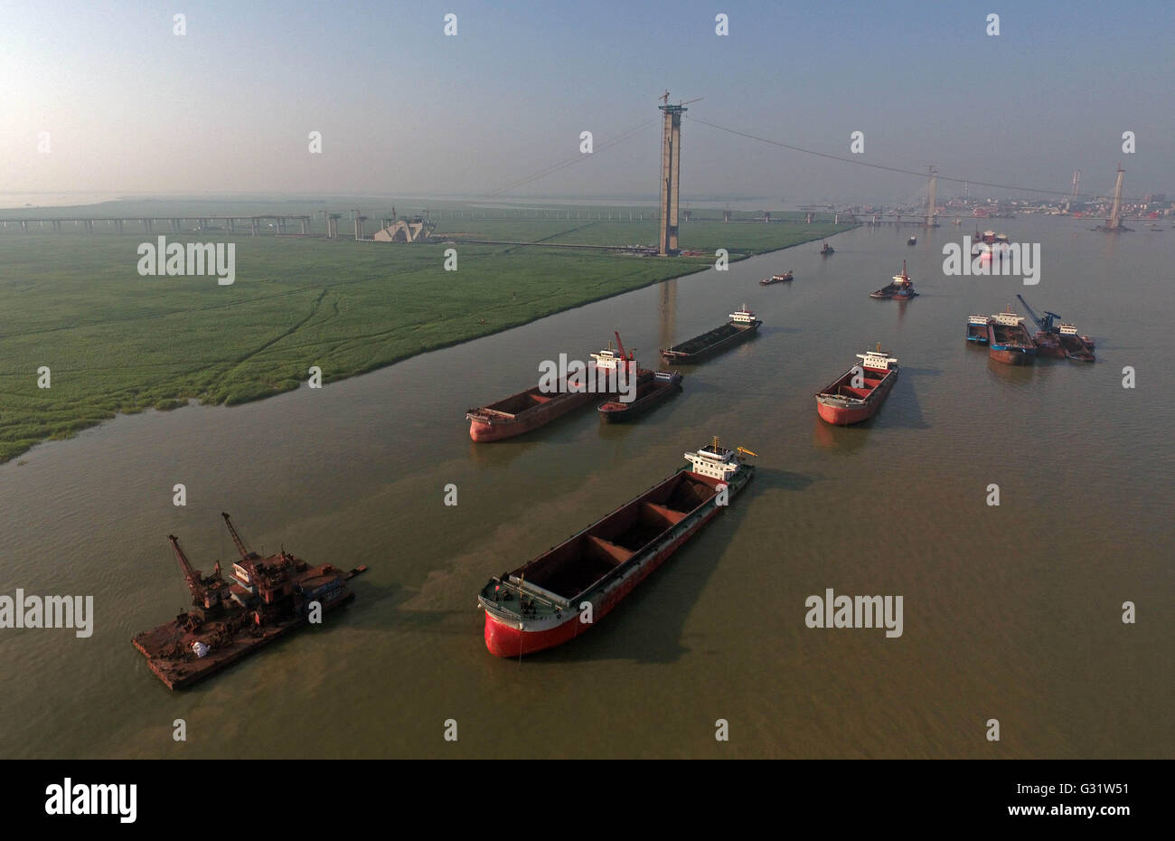 Changsha. 5 Giugno, 2016. Foto scattata il 5 giugno 2016 mostra il lago Dongting ponte di Hangzhou-Ruili autostrada in costruzione a Yueyang, centrale provincia cinese di Hunan. Il ponte di sospensione con una lunghezza totale di 2,39 chilometri, è previsto per essere messo in funzione nel 2017. Credito: Li Ga/Xinhua/Alamy Live News Foto Stock