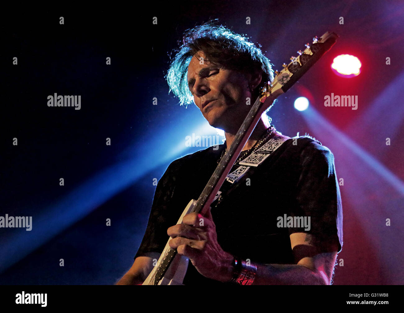 Manchester, Regno Unito. Il 5 maggio, 2016. Steve Vai di eseguire per la sua passione e la guerra" XXV Anniversario di World Tour a Manchester Ritz Credito: Ernie Pollard/Alamy Live News Foto Stock