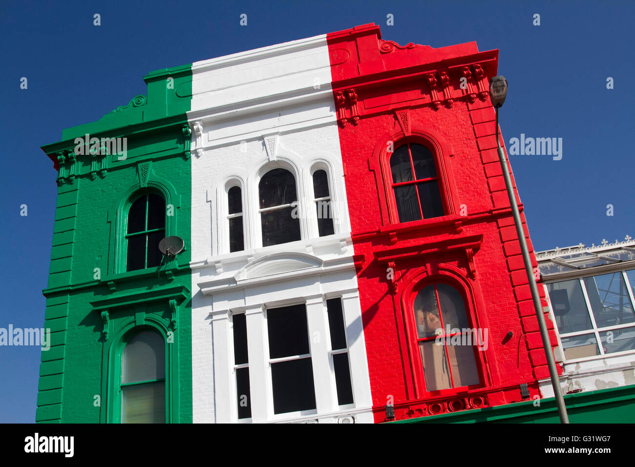 Battersea London,UK. Il 6 giugno 2016. I proprietari di Bunga Bunga un italiano bar a tema in Battersea London hanno dipinto l'edificio esterno con un carattere in grassetto rosso, bianco e verde di schema di colori i colori nazionali dell'Italia per il 2016 del Campionato Europeo di torneo in Francia e hanno ricevuto minacce di azioni legali da parte di Wandsworth consiglio sulla sua selezionato lo schema di colore. © amer Foto Stock