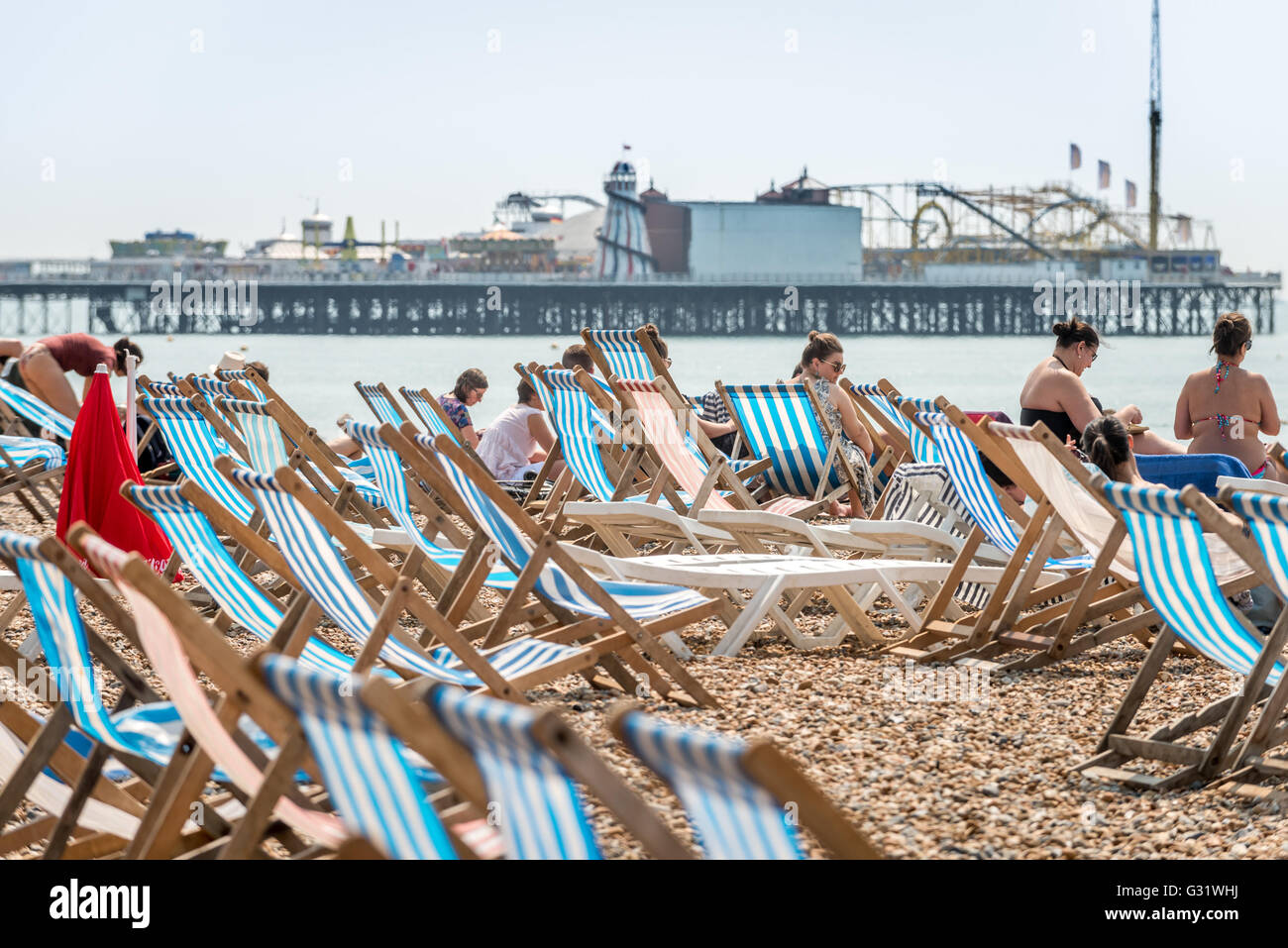 Brighton, Regno Unito. 05 Giugno, 2016. Regno Unito Meteo. Clima caldo e sole presso la spiaggia di Brighton. La folla godere del mare. Credito: Andrew Hasson/Alamy Live News Foto Stock