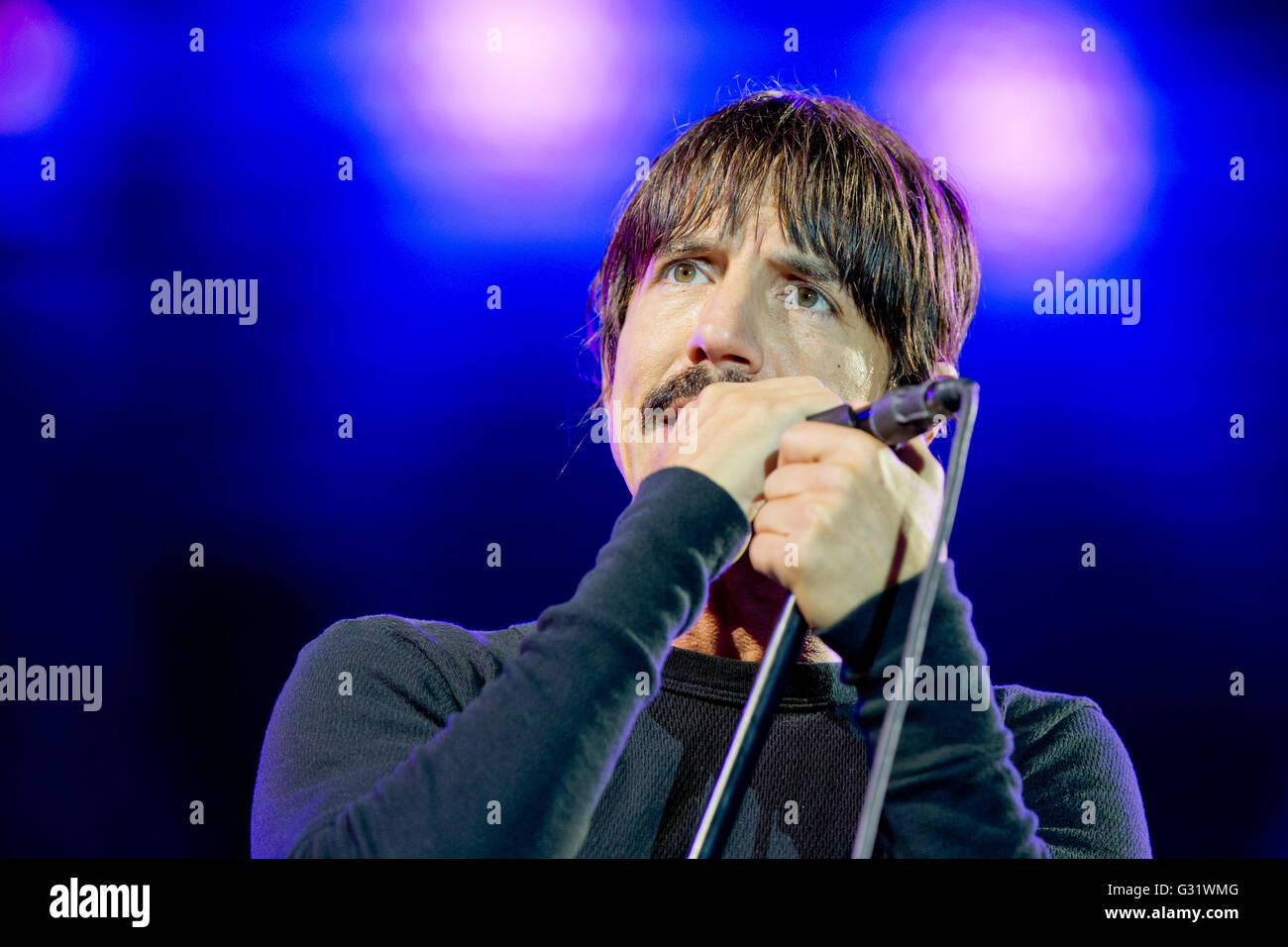 Norimberga, Germania. 05 Giugno, 2016. Il cantante della US band crossover Red Hot Chili Peppers, Anthony Kiedis, esegue sul palco durante il '2016 Rock im Park' music festival di Norimberga, Germania 5 Giugno 2016. Più di 80 gruppi di musica hanno performe dat festival. Foto: Daniel Karmann/dpa Credito: dpa picture alliance/Alamy Live News Foto Stock