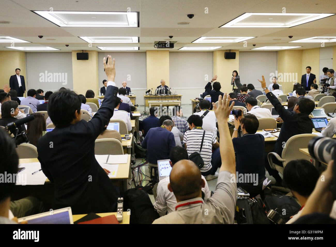 Tokyo, Giappone. Il 6 giugno, 2016. Il governatore di Tokyo Yoichi Masuzoe partecipa a una conferenza stampa insieme con il suo avvocato per annunciare i risultati di un inchiesta nel suo ufficio di uso dei fondi politici su Giugno 6, 2016 a Tokyo, Giappone. Masuzoe è stato accusato di spendere fondi pubblici per i progetti personali e anche di viaggio e intrattenimento di lusso. Credito: Giovanni Osada/AFLO/Alamy Live News Foto Stock