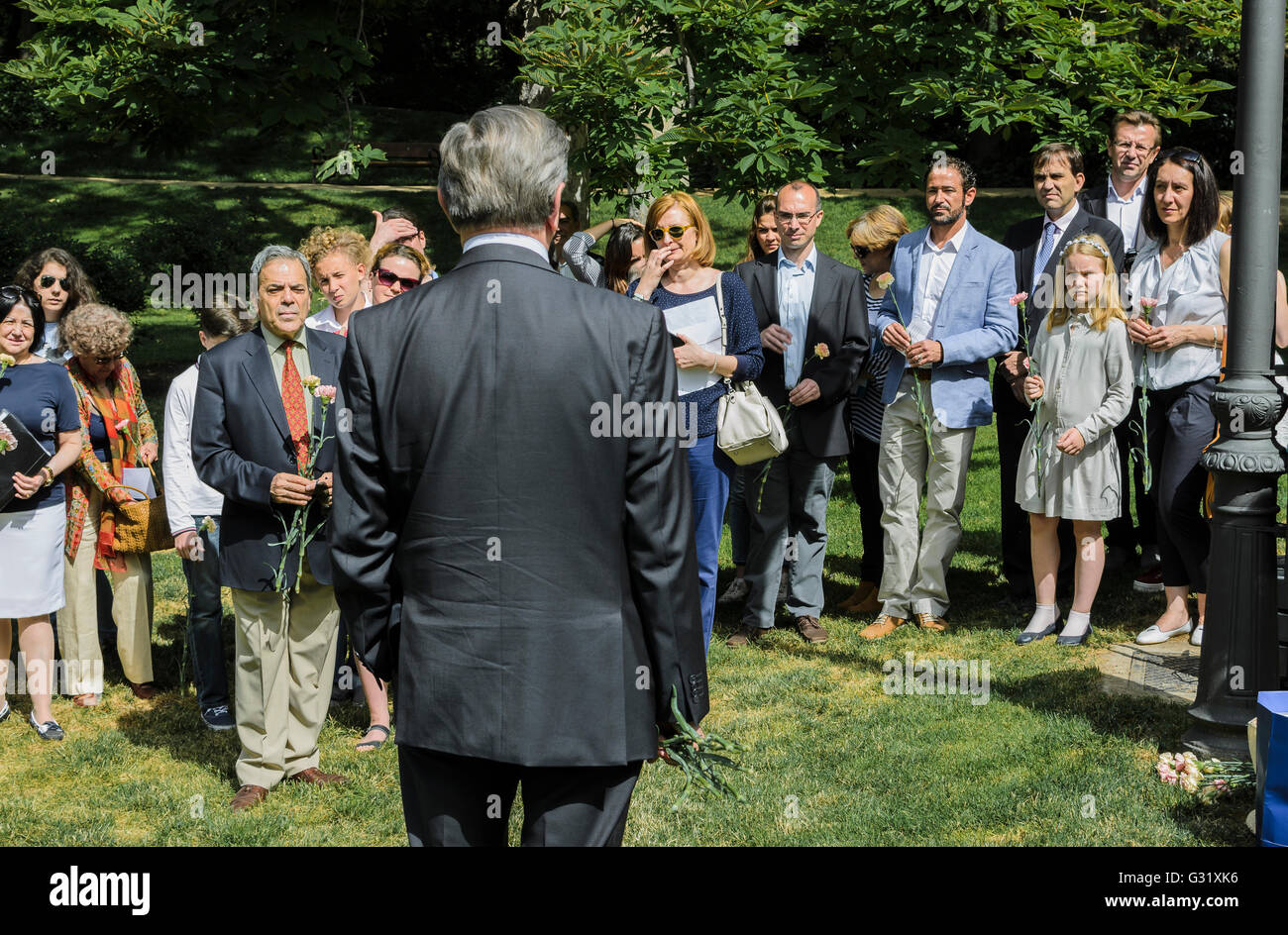 Madrid, Spagna, il 6 ° giugno 2016. L'ambasciatore russo in Spagna, il sig. Yuri Korchagin (retro) all'ONU la lingua russa giorno, Quinta de la Fuente del Berro Park, Madrid, Spagna. Enrique Davó/Alamy Live News. Foto Stock