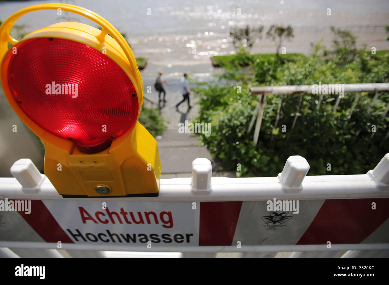 Colonia, Germania. 2 Giugno, 2016. Una barriera blocca l'accesso all'argine del fiume Reno, con livello di acqua alta a Colonia, Germania, il 2 giugno 2016. Piogge torrenziali in questi ultimi giorni ha causato gravi inondazioni in varie contee della Renania settentrionale-Vestfalia, aumenta anche il livello delle acque del fiume Reno. Foto: Oliver Berg/dpa/Alamy Live News Foto Stock