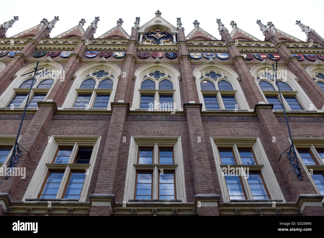 Una lapide che ricorda Josef Hlavka (1831-1908), un architetto ceco e uno dei principali housebuilders in Habsburg monarchia austriaca nella seconda metà del XIX secolo, è stata svelata nel centro di Vienna, Austria, Giugno 6, 2016. La sua società ha realizzato decine di case e di edifici di rappresentanza di tutta la monarchia, compresa l'opera house che è noto come l'Opera di Stato di Vienna. Hlavka è anche co-autore del progetto di una scuola di grammatica di Vienna (nella foto) che era frequentato da Tomas Masaryk, che più tardi divenne il primo presidente della Cecoslovacchia indipendente (1918-35). Il comm Foto Stock