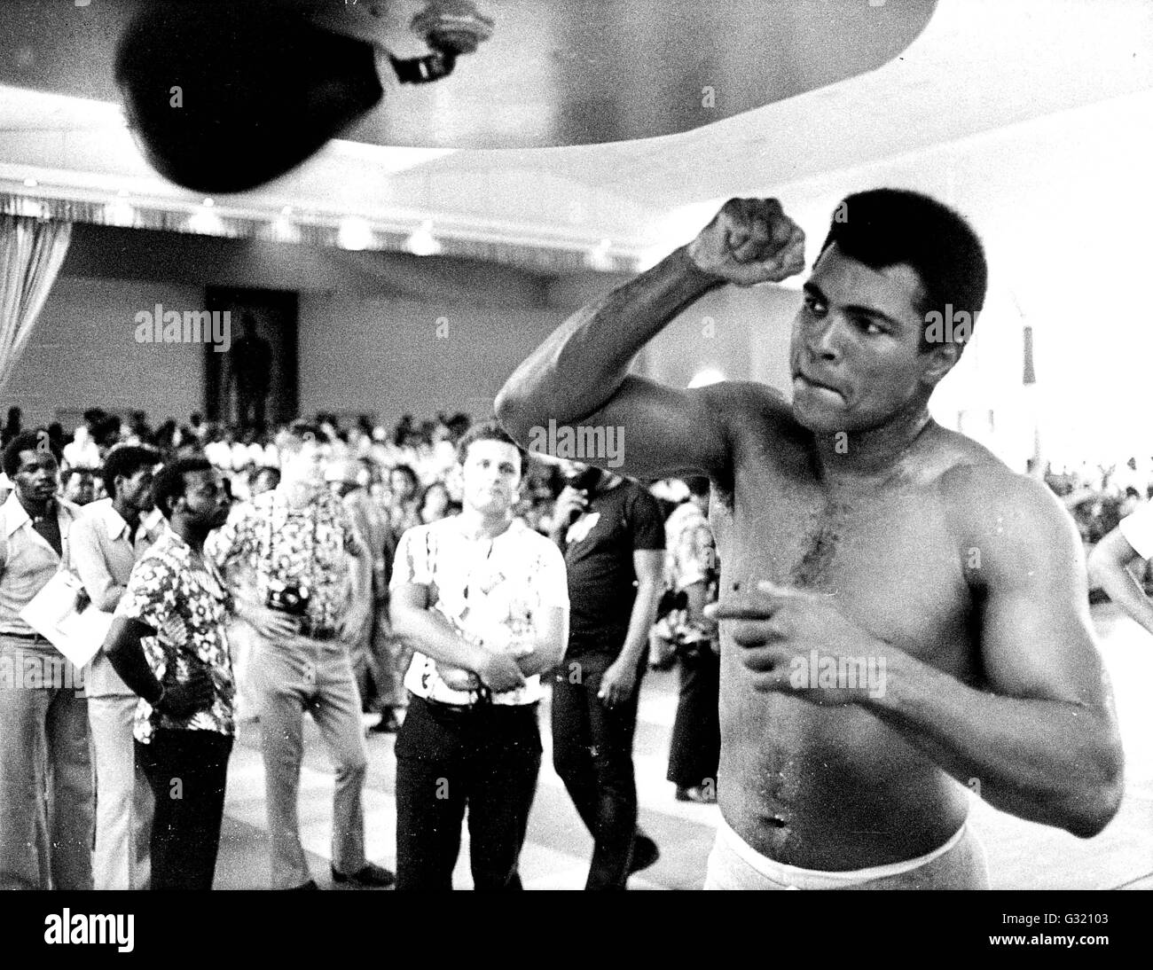 File. Il 3 giugno, 2016. MUHAMMAD ALI, il tempo tre Heavyweight Boxing champion, è morto all età di 74. Egli era stato lotta contro una malattia respiratoria. "Il più grande fu la dominante boxer pesante degli anni sessanta e settanta, Ali ha vinto una medaglia d'oro alle Olimpiadi di Roma nel 1960, catturato il professional World Heavyweight Championship in tre diverse occasioni e ha difeso con successo il suo titolo 19 volte. Nella foto: Ott. 30, 1974 - Dicembre 17, 2004 - Muhammad Ali la formazione per il match Ali-Foreman nello Zaire. © Globo foto/ZUMAPRESS.com/Alamy Live News Foto Stock