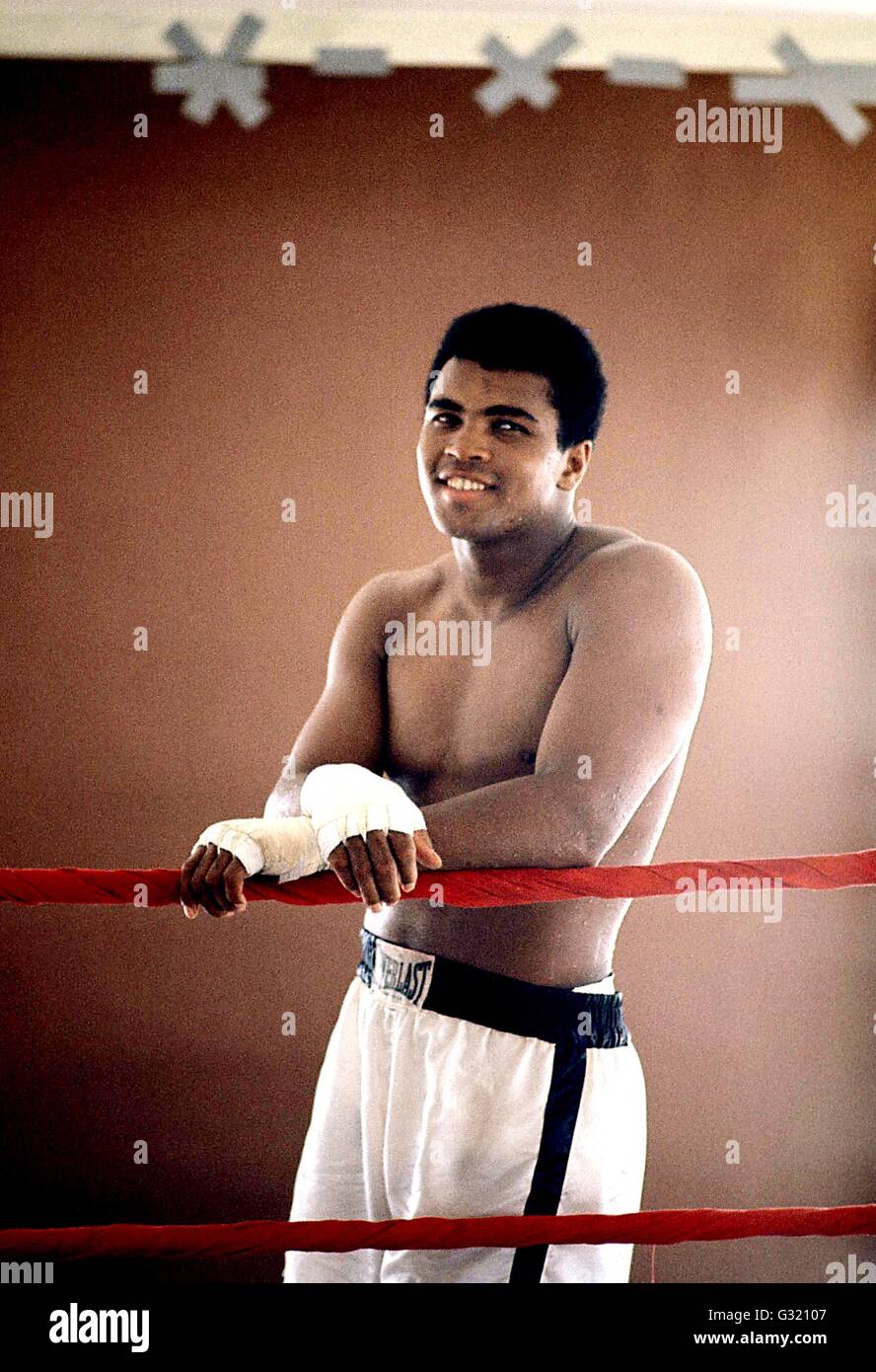 File. Il 3 giugno, 2016. MUHAMMAD ALI, il tempo tre Heavyweight Boxing champion, è morto all età di 74. Egli era stato lotta contro una malattia respiratoria. "Il più grande fu la dominante boxer pesante degli anni sessanta e settanta, Ali ha vinto una medaglia d'oro alle Olimpiadi di Roma nel 1960, catturato il professional World Heavyweight Championship in tre diverse occasioni e ha difeso con successo il suo titolo 19 volte. Nella foto: 1970 - Muhammad Ali formazione in Florida. © Jeff Joffe/Globe foto/ZUMAPRESS.com/Alamy Live News Foto Stock