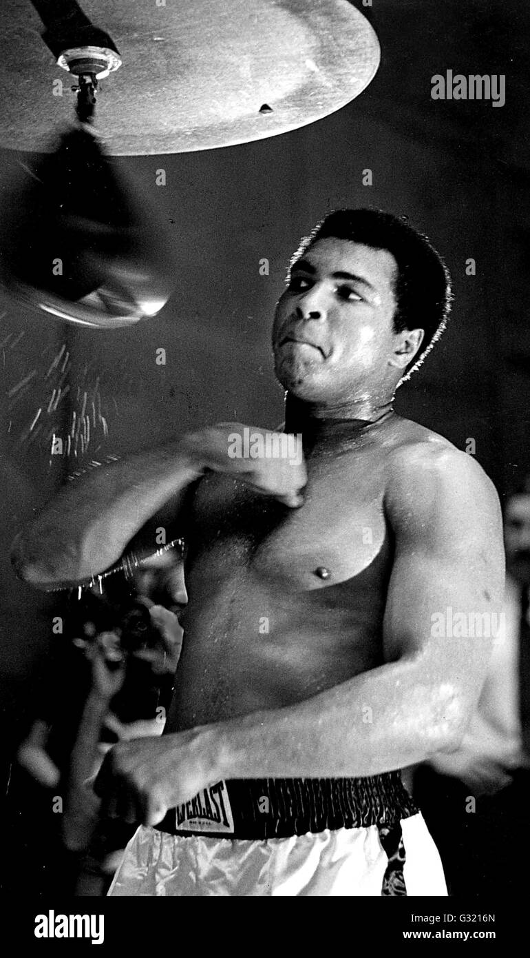 File. Il 3 giugno, 2016. MUHAMMAD ALI, il tempo tre Heavyweight Boxing champion, è morto all età di 74. Egli era stato lotta contro una malattia respiratoria. "Il più grande fu la dominante boxer pesante degli anni sessanta e settanta, Ali ha vinto una medaglia d'oro alle Olimpiadi di Roma nel 1960, catturato il professional World Heavyweight Championship in tre diverse occasioni e ha difeso con successo il suo titolo 19 volte. Nella foto: 1978 - Muhammad Ali formazione nel 1978. © Globo foto/ZUMAPRESS.com/Alamy Live News Foto Stock