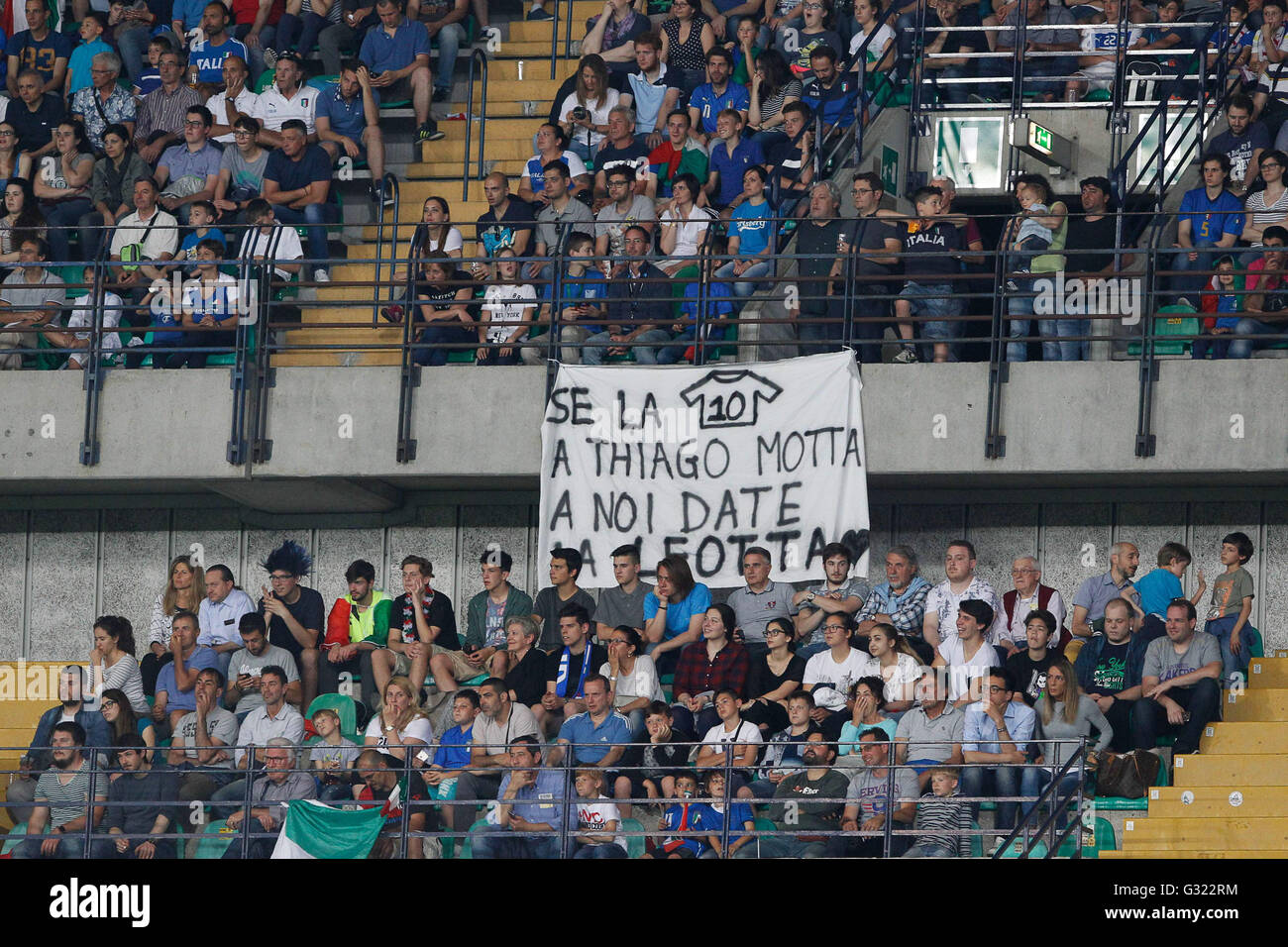 Lo Stadio Bentegodi di Verona, Italia. Il 6 giugno, 2016. Calcio internazionale amichevole. Italia contro la Finlandia. I fan di credito banner: Azione Plus sport/Alamy Live News Foto Stock