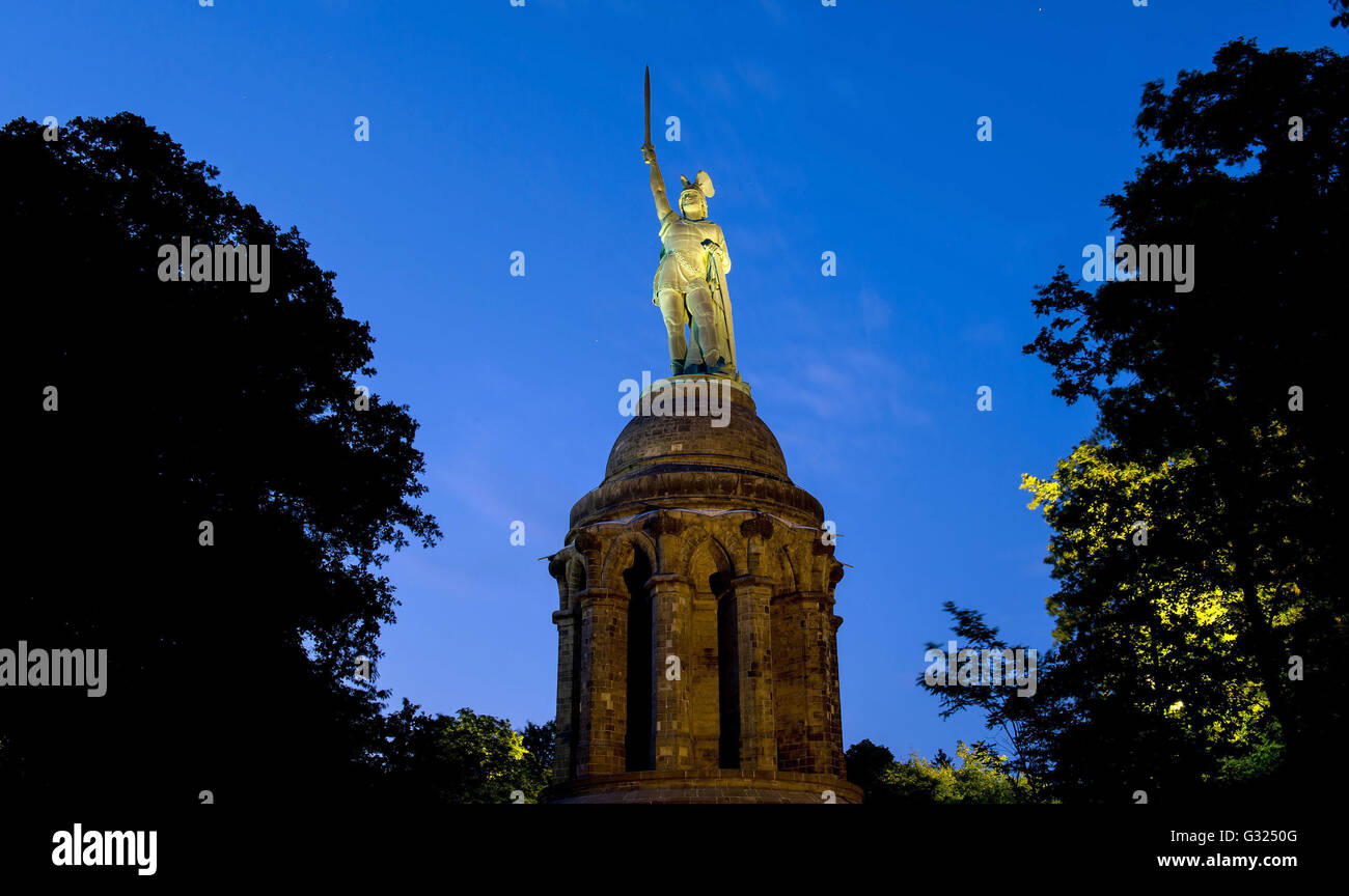 Il Hermannsdenkmal Hermann (monumento) vicino a Detmold (Renania settentrionale-Vestfalia), Germania, 03 giugno 2016. Il monumento di Hermann è una statua colossale e commemora la guerra Cherusci chief Arminius e la battaglia della foresta di Teutoburgo. Foto: Thomas Eisenhuth - nessun filo SERVICE - Foto Stock