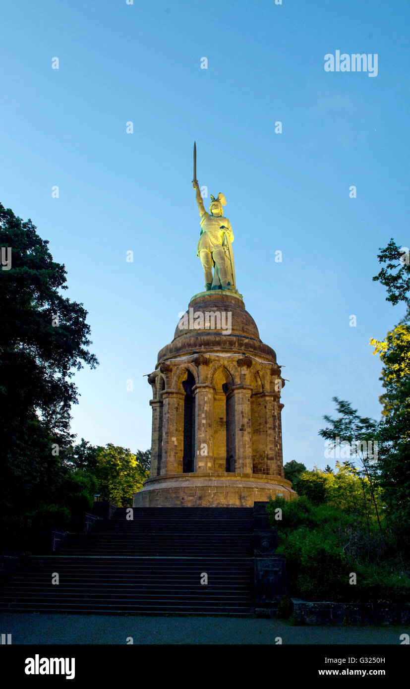 Il Hermannsdenkmal Hermann (monumento) vicino a Detmold (Renania settentrionale-Vestfalia), Germania, 03 giugno 2016. Il monumento di Hermann è una statua colossale e commemora la guerra Cherusci chief Arminius e la battaglia della foresta di Teutoburgo. Foto: Thomas Eisenhuth - nessun filo SERVICE - Foto Stock
