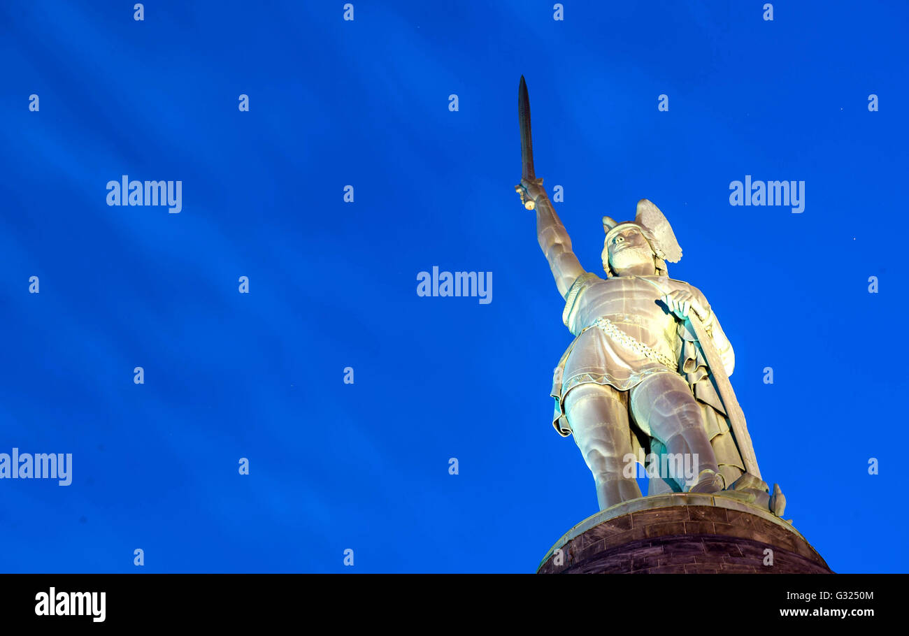Il Hermannsdenkmal Hermann (monumento) vicino a Detmold (Renania settentrionale-Vestfalia), Germania, 03 giugno 2016. Il monumento di Hermann è una statua colossale e commemora la guerra Cherusci chief Arminius e la battaglia della foresta di Teutoburgo. Foto: Thomas Eisenhuth - nessun filo SERVICE - Foto Stock