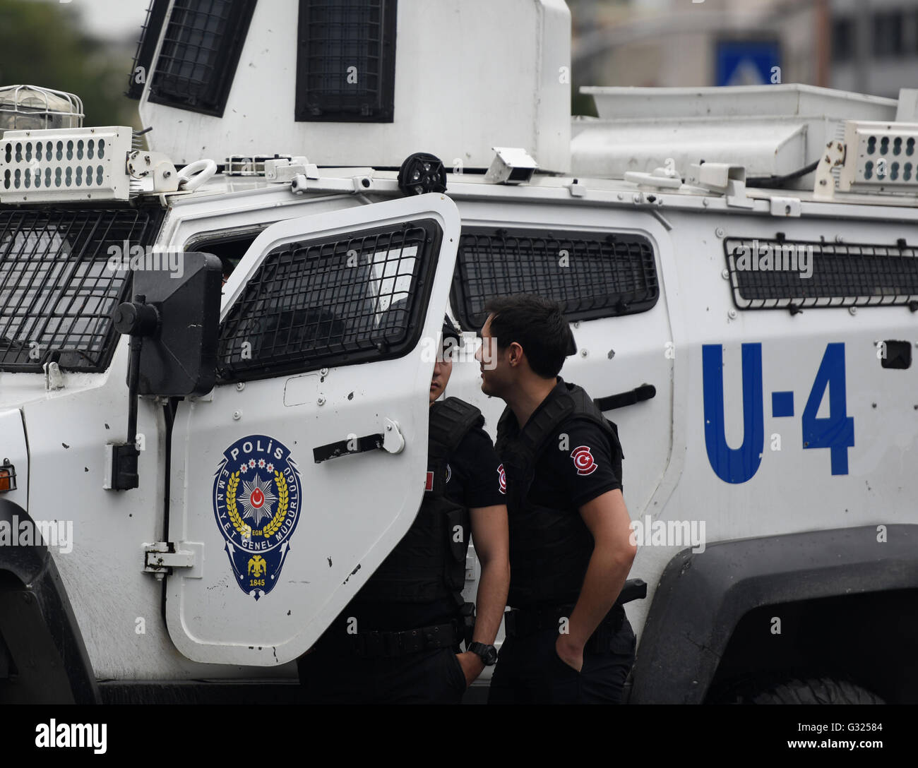 Istanbul, Turchia. Il 7 giugno, 2016. Gli ufficiali di polizia a parlare tra di loro in prossimità del sito di una vettura di bombardamento ad Istanbul in Turchia, 7 giugno 2016. Sette funzionari di polizia e quattro civili sono stati uccisi e 36 altri feriti nei bombardamenti auto attacco a una polizia di bus navetta in Istanbul il Martedì, il governatore ha detto. Credito: Egli Canling/Xinhua/Alamy Live News Foto Stock