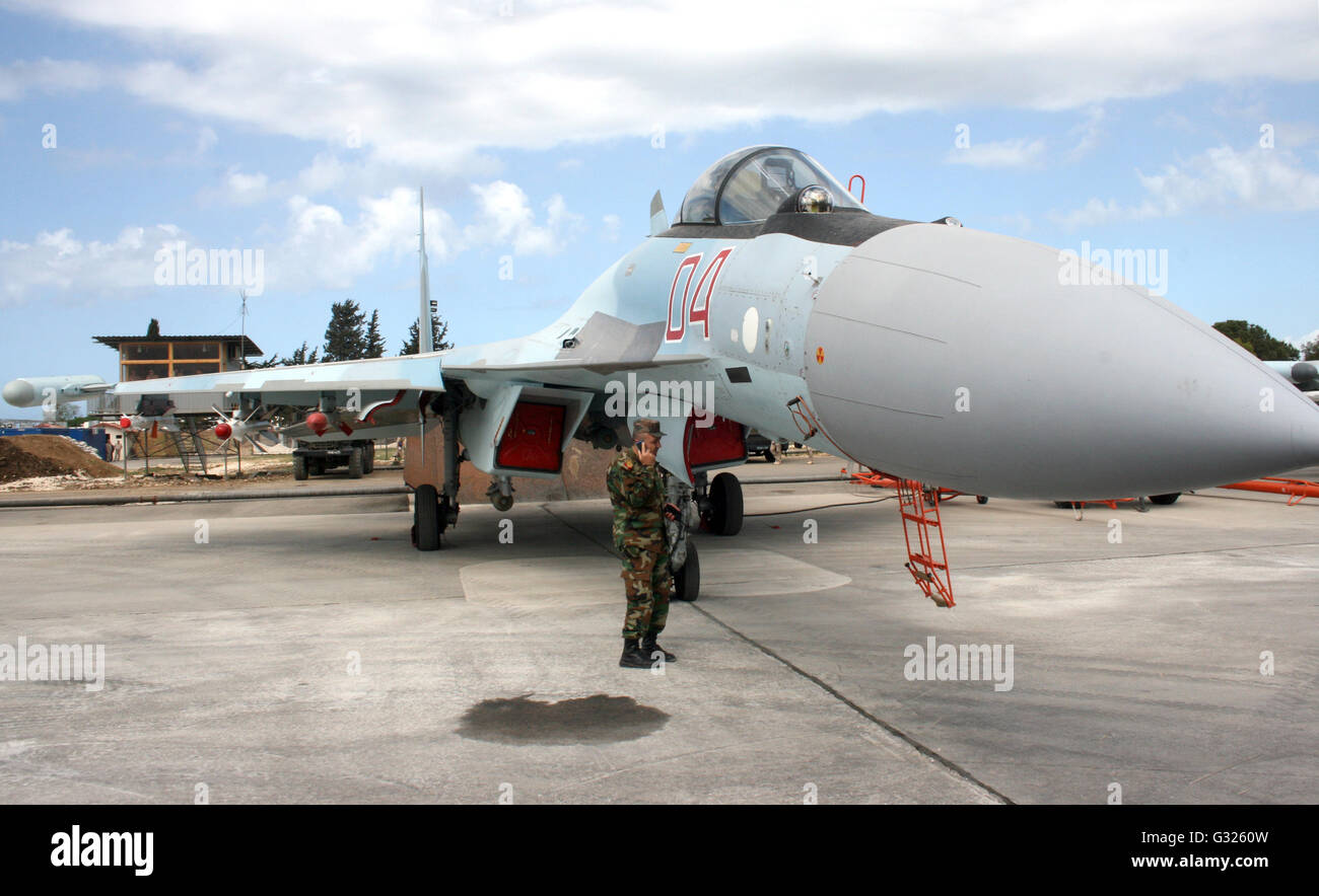 Un russo dominanza aria fighter del tipo Su-35 parchi presso la base aerea Hamaimim, Siria, 4 maggio 2016. Dal settembre 2015 la Russia interviene attivamente nella guerra civile in Siria. Foto: Friedemann Kohler/dpa Foto Stock