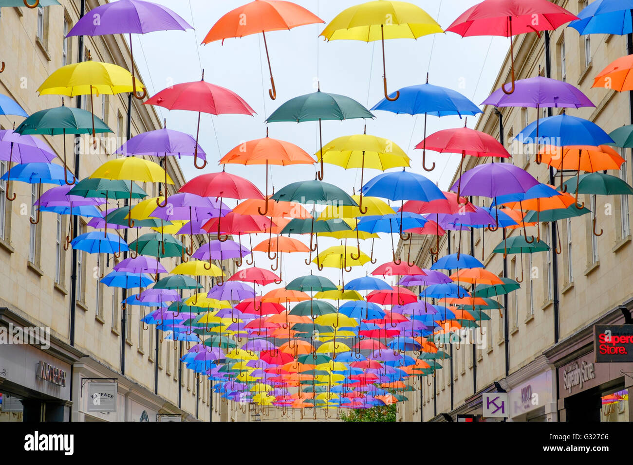 Bath, Regno Unito, 7 giugno, 2016. Ombrelloni colorati, parte di un display che è stato installato in SouthGate Shopping Center sono illustrati come appendere sopra le teste degli acquirenti. Credito: lynchpics/Alamy Live News Foto Stock