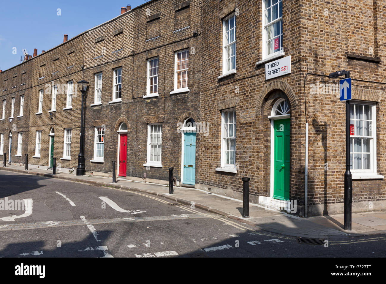 Tradizionale in mattoni in stile vittoriano case a schiera su Theed Street a Lambeth, Londra, Inghilterra. Foto Stock