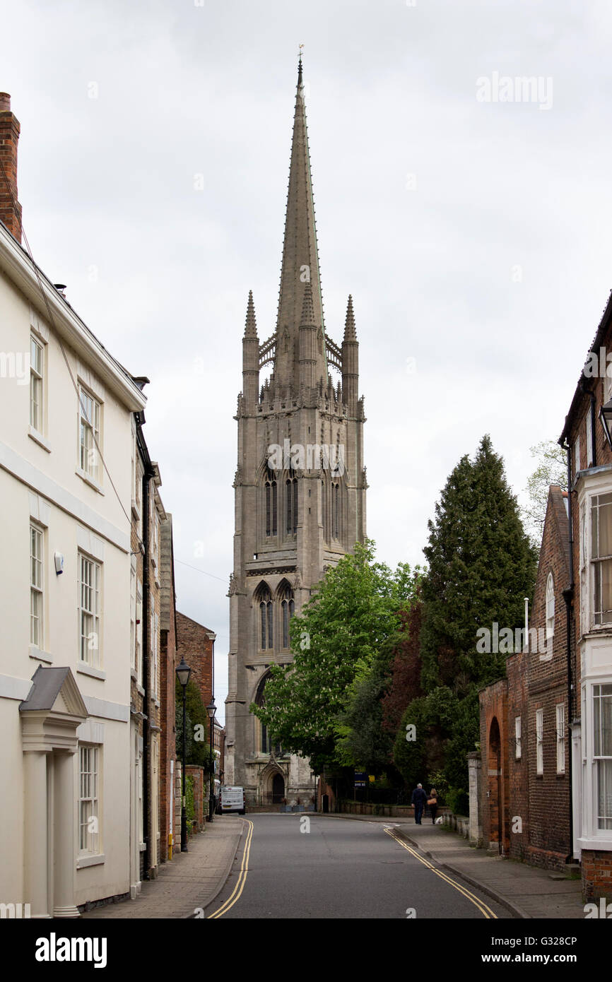 La vista lungo Westgate verso St James chiesa nel centro di Louth. Foto Stock