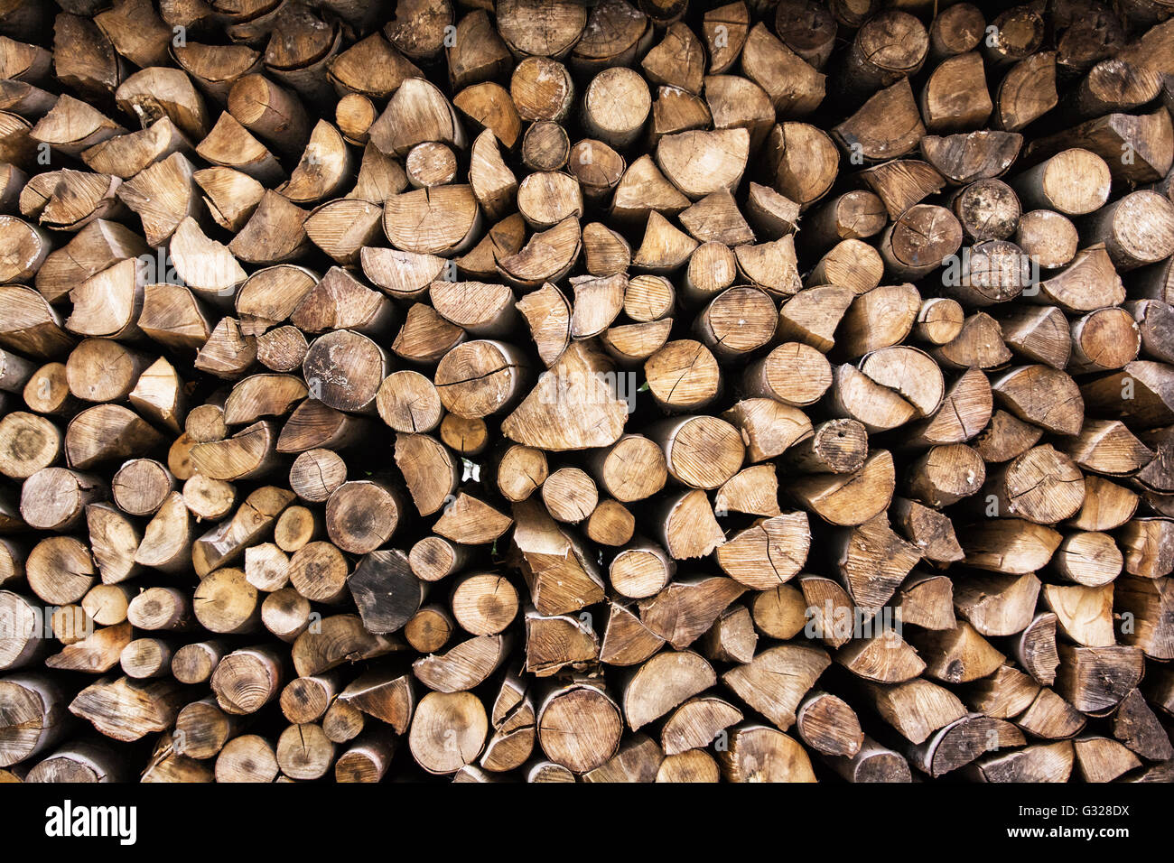 Sfondo di tronchi di legno. Anno di anelli. Palo di legno. La deforestazione del tema. Industria del legno. Un trito di legno. Woodpile scena. Foto Stock
