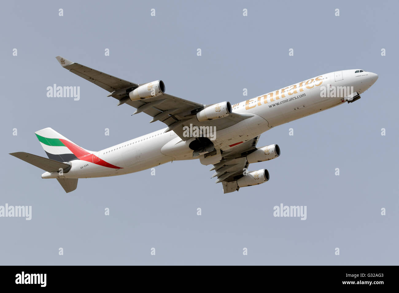 Emirates Airbus A340-313 [A6-ERN] uscire di pista 13 a Dubai, arrivati in un breve viaggio da Tunisi circa un ora prima. Foto Stock